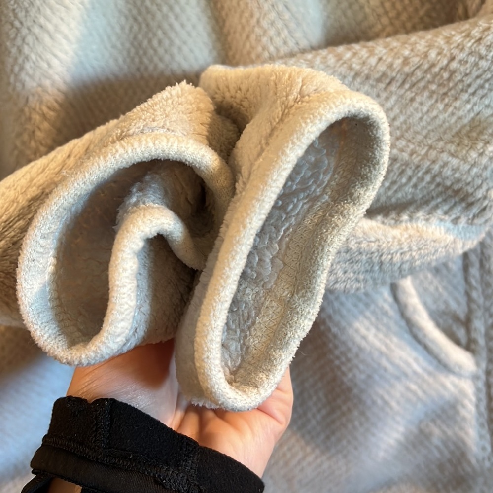 Patagonia Re-Tool Snap-T Pullover
Size XS
Color: Raw Linen-white X-dye - Picture 6 of 12